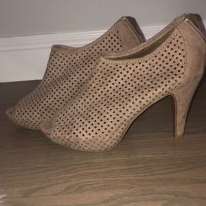 Women’s tan peep toe heels sz 8